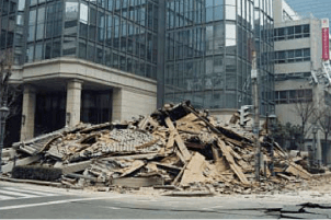 阪神淡路大震災により「旧十五番館」が全壊。